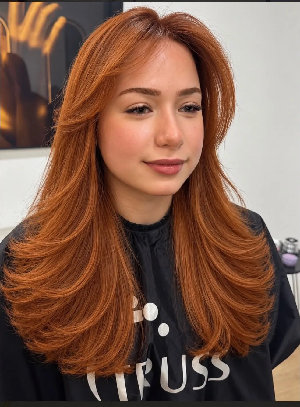 Corte em camadas com movimento em cabelo ruivo acobreado